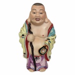 Buda portando cajado e leque em suas mãos, constituído em porcelana Oriental esmaltada e vitrificada.Exemplar possivelmente dos anos 60.Estatueta de coleção e em perfeito estado de conservação. Dimensões: 20 cm x 11,5 cm.