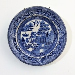 Prato de coleção em porcelana Inglesa B.F. WILLOW, anos 40,  com cena Oriental na cor azul. Exemplar em excelente estado de conservação. Dimensões: 22 cm diâmetro.