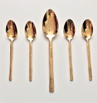 Cinco antigos talheres em metal dourado, sendo uma colher grande para servir, medindo 21 cm e quatro colheres para sobremesa medindo 15,5 cm. Manufatura Baboo Stainless Present Korea. Nunca usados.
