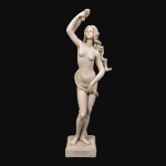 Belíssima escultura "Vênus, deusa do amor" em resina e pó de mármore de origem Italiana. Exemplar antigo e em excelente estado de conservação. Dimensões: 48 cm altura / Base 10 cm x 10 cm. A representação de Vênus é de uma mulher jovem, bonita e nua. Como ideal de beleza, seu corpo é escultural com medidas equilibradas e por isso, é também associada ao erotismo. Em algumas imagens, ela aparece num carro guiado por cisnes.Há algumas controvérsias quanto ao mito de Vênus, pois numa das versões, ela seria filha de Júpiter, deus dos céus, e Dione, deusa das ninfas. Noutra versão da lenda, Vênus nasceu da espuma do mar e dentro de uma concha.