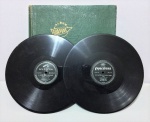 Antigo Álbum com 9 discos compactos 78 Rpm para Gramofones. Títulos: Ivon Curi - O xote da meninas e Adeus gente, Carequinha - Saudades do papai Noel e Lá vem papai Noel, Ary Lobo - O vendedor de caranguejo e Visite o terreiro, Ivon Curi - O circo e Tutti buoni gente, Altamiro Carrilho - Saliente e Urubu no baião, Moacyr Silva - Sugestivo e O apito no samba, Pedroca - Arrivederci Roma e Moonglow, Sonora matancera - "P" de parada e Sonando contigo, Carmen Miranda - Diz que tem e Voltei pro morro.