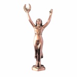 Estatueta em bronze representando figura feminina ostentando coroa Triunfal. Exemplar antigo e de brilho intenso. Dimensões 24 cm altura.