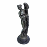 G.CARUSI - Bela escultura  em resina Italiana, assinada, estilo clássico, representando figura feminina.   Exemplar antigo e em excelente estado de conservação. Dimensões: 48 cm de altura.