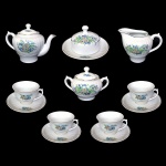 Conjunto chá para quatro pessoas, anos 50, em porcelana Monte Alegre, decorado com flores do campo e filetes pintados à Ouro. Exemplares antigos e em perfeito estado de conservação. Total de 12 peças: 01 Bule - 17 cm x 23 cm / 700 ml - 01 Leiteira - 11 cm x 15 cm / 400 ml - 01 Açucareiro - 16 cm x 11 cm / 300 g - 01 Manteigueira - 10 cm x 17 cm diâmetro / 100 g - 04 xícaras grandes - 6 cm x 11 cm / 150 ml -  04 pires grandes - 14 cm diâmetro.