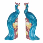 Exuberante Par de Faisão em porcelana esmaltada, possivelmente de origem Portuguesa, rico em detalhes. Exemplares antigos e em perfeito estado de conservação. Dimensões: 30 cm de altura.