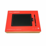 Mesa Digitalizadora One by Wacom modelo CTL472L. Você e seu computador em harmonia criativa. Esboce, desenhe e edite fotografias com uma experiência de caneta simplesmente ótima. Não poderia ser mais fácil. Acompanha mesa, caneta, cabo USB, instruções. Caixa original. Utilizada somente uma única vez. Novo sem marcas ou arranhões.