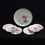 Elegante conjunto de pratos de origem Japonesa, em fina porcelana anos 60, decorado com belíssimas Rosas pintadas à mão.Total de 07 peças: 01 prato grande medindo 26 cm diâmetro e  06 pratos medindo 16 cm diâmetro. Exemplares antigos, de coleção e em perfeito estado de conservação.