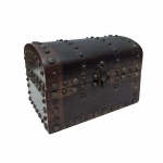 Antigo baú em madeira ricamente rematada com tachas em metal. Fecho frontal para pequeno cadeado.  Dimensões: 11 cm x 16 cm x 11 cm.