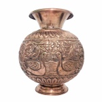 Antigo vaso construído em Cobre, bojudo, rematado com Aves, flores e arabescos em alto relevo. Pequenas marcas do tempo, nada que tire a beleza do exemplar. Dimensões: 25 cm altura x 20 cm diâmetro.