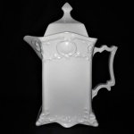 Grandioso Bule Art Déco em fina porcelana Inglesa, anos 30, ornada com larga faixa estilizada na parte superior. Exemplar antigo e em perfeito estado de conservação. Dimensões: 26 cm altura x  21 cm x 10 cm. Capacidade: 1 litro.