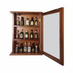 Colecionismo - Belíssima coleção de bebidas  em miniatura e vitrine expositora em madeira envernizada com porta envidraçada e interior com duas prateleiras. Garrafas ( maior medida 11 cm), maioria de vidro e lacradas de Whiskys, Rum, Conhaque Courvoisier (O Cognac de Napoleão), Licor Italiano Villa Massa,  Fernet, vinho Dry Sack, Licores Irlandeses Baileys, Cachaças Coqueiro. Total de 16 mini garrafas Exemplares em excelente estado de conservação. Dimensões: 48 cm x 38 cm x 12 cm.