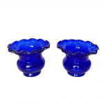 Par de belíssimas cúpulas em vidro liso cor azul Royal com bordas onduladas para luminárias e arandelas. Não é pintado. Exemplares em perfeito estado de conservação. Fotos reais sem adição de filtros. Dimensões: 10 cm altura / Boca menor: 5,5 cm diâmetro / Boca maior: 13 cm diâmetro.