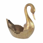 Elegante e antiga  floreira em forma de Cisne em bronze  polido. Belíssima curvatura. Exemplar em excelente estado de conservação. Dimensões: 27 cm x 29 cm x 12 cm.