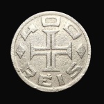 Rara Moeda Vicentina de 1932. Cuproníquel, 30mm, 12g -  400 Réis - ANVERSOMapa da América do Sul dividido pelo meridiano de Tordesilhas, ladeado pelas datas 1532-1932. Na orla, IV centenário da Colonização do Brasil, entre pontos. Em baixo do mapa, ao lado esquerdo, a sigla WT do gravador Walter Toledo. REVERSOCruz da Ordem Militar de Cristo. Na orla, 400 réis. No ângulo entre o braço direito e o pé da cruz a sigla BN do gravador Basílio Nunes. Chamadas de vicentinas por terem sido lançadas em 1932 durante comemoração dos 400 anos da fundação da Vila de São Vicente, a atual cidade de São Paulo. Conservação: SOB/MBC