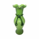Belo vaso estilo Murano na cor verde Pera com bordas onduladas. Exemplar em perfeito estado de conservação. Dimensões: 22 cm altura.