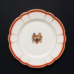 VISTA ALEGRE (periodo 1947-1968) -Magnífico prato de coleção em fina porcelana Portuguesa . Borda ondulada com faixa rouge-de-fer e frisos pintados à Ouro.Porcelanas  encomendadas por Pedro Brando, Presidente da  Companhia de Navegação Lloyd . Brasão registrado no Museu Vista Alegre, sob nº 207. Dimensões: 20,5 cm.