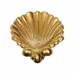 Belíssima e antiga Concha do Mar fundido em bronze, polido, apoiada sobre três pés curtos. Exemplar em excelente estado. Dimensões: 16 cm x 15 cm x 4 cm.