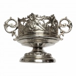 Suporte de metal  cinzelado, banhado à prata, ornamentado por galerias vazadas, arabescos, volutas e palma. Base circular, alças estilizadas. Dimensões: 10 cm altura x 16 cm largura x 9 cm diâmetro.