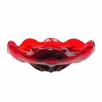 Exuberante e grandioso centro de Mesa em Murano em tons de vermelho e violeta. Detalhes em micro bolhas na parte interna. Borda ondulada e repuxada. Exemplar de beleza rara e em perfeito estado. Dimensões: 38 cm diâmetro x 13 cm altura. Pesa aproximadamente 4 Kg.