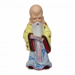 Monge portando pergaminho em suas mãos, feito em porcelana Oriental esmaltada e  vitrificada. Exemplar possivelmente dos anos 60. Estatueta de coleção e em perfeito estado de conservação. Dimensões: 21,5 cm x 10 cm.