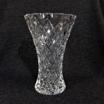 Belíssimo vaso floreira em bloco de Cristal ricamente lapidado com linhas geométricas. Exemplar antigo e em perfeito estado de conservação. Dimensões: 20 cm altura.