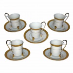 Elegante e antigo conjunto Saucer Fine Porcelain com cinco xícaras e pires para café. Superfície lisa na cor branca, exibindo larga faixa com motivos vegetalistas em sua borda. Apoiadas por trés pés curtos e recurvos, pintadas à Ouro. Capacidade: 50 ml. Exemplares em perfeito estado de conservação. Dimensões: Xícaras 6,5 cm altura x 8,5 cm diâmetro / Pires 11,5 cm diâmetro x 2,5 cm altura.