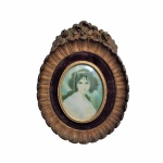 Raro e antigo quadro anos 40, possivelmente Francês, com pintura "Lady Huback" em madeira com detalhes em veludo e vidro Bombê.