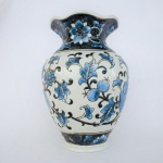 Belíssimo vaso em porcelana esmaltada, rematado com flores silvestres e arabescos. Borda ondulada e com restauro. Nada que tire a beleza do exemplar. Dimensões: 25 cm x 18 cm diâmetro.