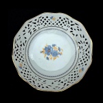 Elegante Fruteira em fina porcelana Alemã, anos 60. Larga faixa com belíssimos vazados com flores Silvestres ao centro, bordas onduladas e  filetes pintados à Ouro. Selo de manufatura no fundo. BAVARIA SCHUMANN AZBERG GERMANY. Exemplar antigo, de coleção e em perfeito estado de conservação. Dimensões: 23 cm de diâmetro x 5,5 cm altura.