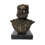 Antigo e robusto busto em bronze, rico em detalhes. Exemplar de coleção e em excelente estado de conservação. Dimensões: 15,5 cm x 15 cm x 8 cm. Peso aproximado: 1,5 Kg.