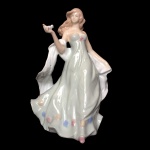 Jovem dama com pássaro na mão, produzida em fina porcelana esmaltada, possivelmente de origem Européia. Linda e delicada estatueta de coleção, antiga e em perfeito estado. Dimensões: 24 cm x 15 cm x 16 cm.