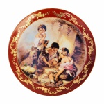 Elegante prato em fina porcelana esmaltada, com imagem de pintura renascentista ao centro. Bordas na cor bordô com filete, arabescos e perolados pintados à Ouro 24k. Exemplar em excelente estado de conservação. Dimensões: 23 cm diâmetro.