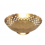 Bowl em metal dourado, de origem Indiana, decorado com flor e arabescos em alto relevo. Borda ondulada e galeria com belíssimos vazados.  Pequeno furo no meio. Dimensões: 17 cm diâmetro x 7 cm altura.