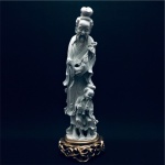 Antiga escultura Oriental representado figuras masculinas em resina com pátina cor branco e base em metal na cor dourada. Exemplar rico em detalhes e em perfeito estado de conservação. Dimensões: 41 cm de altura / Base 13 cm x 13 cm.
