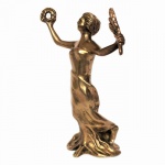 Antiga e bela estatueta Art Déco "Alusão à vitória" em bronze polido representando figura feminina com coroa de folhas de louro e ramo de oliveira. Exemplar possivelmente da década de 20. Excelente estado de conservação. Dimensões: 19 cm altura.