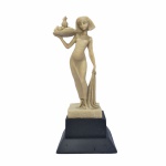 SIMONELLI - Antiga e bela estatueta  de coleção em resina com pó de mármore de origem Italiana, representando figura feminina Egípcia com cesto de frutas. Exemplar assinado e com inscrição na base "Depose nº 123" . Excelente estado de conservação. Acompanha base em madeira. Dimensões: 22 cm altura total / Base 9 cm x 9 cm.