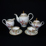 S ITAQUI PARANÁ - Belíssimo conjunto tête-à-tête em fina porcelana, anos 50, decorado com rosas. Detalhes em arabescos, pegas e filetes pintados à Ouro. Exemplares de coleção e em excelente estado .Dimensões: Bule 17 cm x 19,5 cm - 550 ml. Leiteira 10 cm x 12,5 cm - 200 ml. Açucareiro 11 cm x 14 cm - 150 g. Xícara 4 cm x 9 cm - 50 ml. Pires 10,5 cm.
