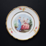 REAL S. PAULO - Antigo Prato de coleção em porcelana, anos 60. Borda levemente ondulada, filetada à Ouro, com imagens de ninfas e querubim ao centro - Inscrição Amsterdam Holland. Exemplar em perfeito estado de conservação. Dimensões: 23 cm de diâmetro.