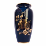 Belíssimo vaso de origem Chilena em porcelana esmaltada cor azul Cobalto, rematado com flores douradas. Exemplar antigo e em excelente estado de conservação. Assinado no fundo.  Dimensões: 23 cm x 14 cm.
