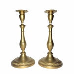 Old English - Luxuoso par de castiçais Ingleses em metal  com pátina Dourada, base circular ostentando faixa rematada com arabesco e perolados. Haste torneada com segmentos estilizados e arandela com borda perolada. Inscrição na base " Old English  " .Exemplares antigos e  em perfeito estado de conservação. Dimensões: 29 cm altura / Base 14 cm.