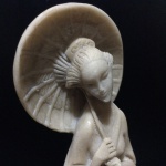 Antiga e delicada estatueta oriental, em resina com pó de mármore, representando Gueixa. Exemplar com riquíssimos detalhes. Belo efeito cintilante. Exemplar em perfeito estado de conservação. Dimensões: 23 cm altura.