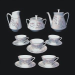 SCHMIDT - Delicado conjunto para Chá em fina porcelana, anos 70, decorado com estilizados vegetalistas e filetes pintados À Ouro. Total de 13 peças. Exemplares em perfeito estado de conservação. Dimensões: Bule 17 cm x 18 cm - 900 ml / Leiteira 14,5 cm x 10,5 cm - 400 ml / Açucareiro 9,5 cm x 13 cm - 300 g / Xicaras 6,5 cm x 12 cm - 150 ml / Pires 14,5 cm diâmetro.