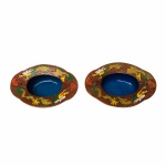 Antigo par de saleiro Cloisonné Rouge foncé , decorados com casal de dragões. Exemplar em excelente estado. Dimensões: 8 cm x 5 cm x 2 cm. A técnica do Cloisonné é de origem Bizantina e foi introduzida na China no século XIV / Dinastia Ming. Sobre um objeto fabricado em metal, geralmente em cobre, aplicava-se um conjunto de finos fios dourados formando os contornos dos motivos desejados. Os favos, ou "cloisons", eram depois preenchidos com esmaltes coloridos, fortemente comprimidos e polidos até atingirem o acabamento desejado.