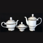 Elegante e grandioso conjunto para café e chá em fina porcelana anos 50, rematados com arabescos e ricos filetes pintados à Ouro. Total de 03 peças: Bule para chá, bule para café e açucareiro. Exemplares em perfeito estado de conservação. Manufatura Real S Paulo. Dimensões: Bule para café: 23 cm x 24 cm / 950 ml, Bule para chá: 19 cm x 25 cm / 950 ml e Açucareiro: 13 cm x 16 cm / 200 g.