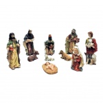SANTINI - Grupo escultórico em resina Italiana, de alta qualidade representando Presépio. Total de 10 peças. Acompanha caixa original. Dimensão da maior peça: 10 cm altura.