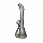 Solifleur em metal cinzelado, banhado à prata, no formato de Cisne. Presença de pequenas marcas na parte superior. Exemplar antigo e em excelente estado. Dimensões: 18 cm de altura.