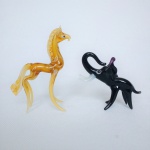 Delicadas esculturas de coleção representando Girafa e elefante confeccionado  em vidro com técnica de Murano. Possui pequenas perdas, fáceis de serem reparadas. Nada que tire a beleza dos exemplares. Dimensões: 8 cm e 5,5 cm.