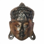 Antiga máscara talhada em madeira, de origem Indiana, representando Buda. Exemplar com ricos detalhes e em excelente estado. Presilha para fixação em parede. Dimensões: 25,5 cm 16,5 cm x 6 cm.