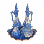 Antigo e raro Galheteiro, possivelmente séc XIX, formato oitavado,  em faiança de origem Japonesa nas cores azul e branco, contento 5 peças: Galheta para azeite; Galheta para vinagre; Saleiro; Pimenteiro com colher e bandeja. Decoração em relevo representando dragão e belíssimos perolados por toda a superfície. Exemplares em excelente estado de conservação. Dimensões: Galhetas: 17 cm, Saleiro: 10 cm, Pimenteiro: 8 cm e Bandeja: 18 cm comprimento.