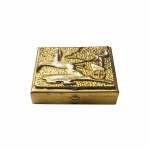 Delicada e antiga caixa em metal dourado com figura de biga romana em alto relevo. Fechamento sob pressão. Exemplar em excelente estado. Dimensões: 1,5 cm x 4,5 cm x 3,5 cm.